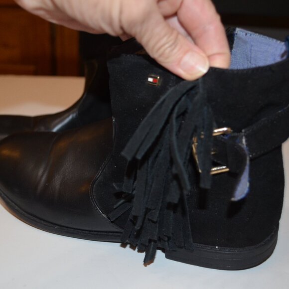 TOMMY HILFIGER Andrea Short Side Fringe Black ManMade Flats Decors Boots Girls 4 - Picture 3 of 9